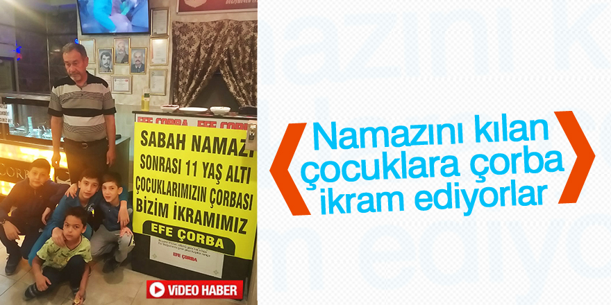 Namazını kılan çocuklara çorba ikram ediyorlar