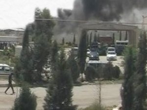 Suriyeliler Akçakale'de silahlarla saldırdı