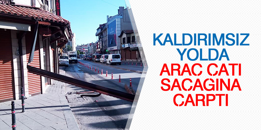 Kaldırımsız yolda araç çatı saçağına çarptı