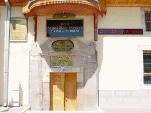 Giriş kapısı kıbleye bakan cami