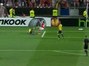 Gökhan Gönül sahada bayıldı