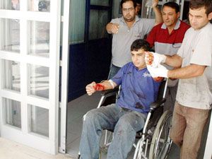 Üzerlerine düşen cam, 2 kişiyi yaraladı