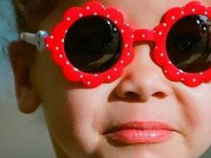 Çocuklara güneş gözlüğü tavsiyesi