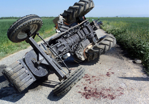 Akşehir'de traktör devrildi: 1 yaralı