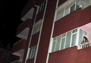 Balkondan balkona inerken düştü