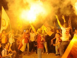 Kadıköy'de polis üçlü çektirdi!