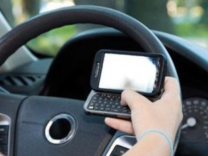 Direksiyonda cep telefonu alkol gibi tehlikeli