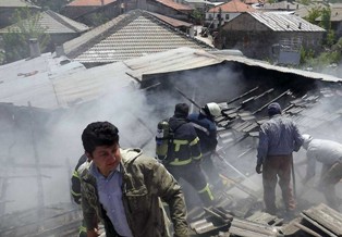 Mutfak ocağından çıkan yangın 3 eve sıçradı