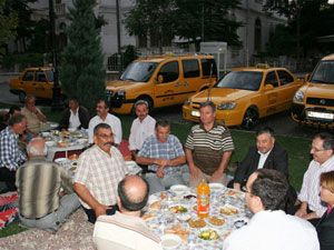 Meclis Başkanı Selvi taksicilerle iftar yaptı