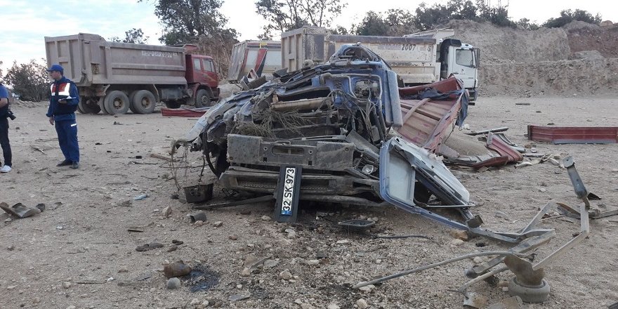 Kamyon uçuruma yuvarlandı: 1 ölü