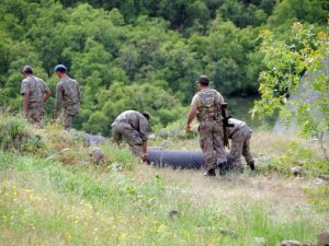 Mayınlı alana tel örgülü ve tabelalı önlem
