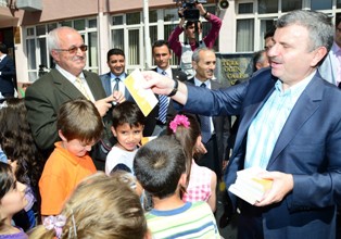 500 bin öğrenciye Necip Fazıl kitabı