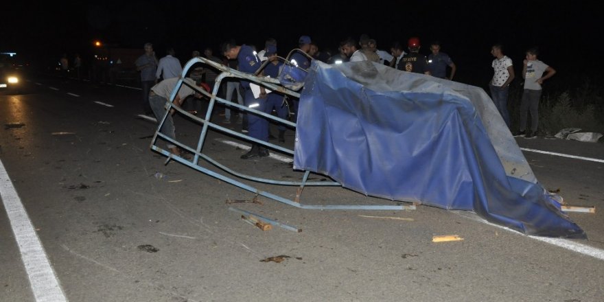 Kazada yola düşen tenteyi kaldırmak isterken ağır yaralandı