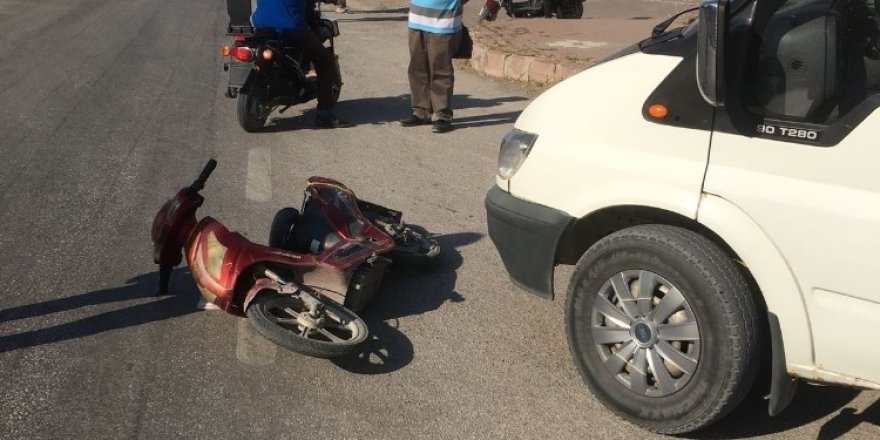 Minibüse çarpan elektriklibisiklet sürücüsü kaçtı