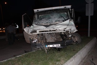 Kamyonet römorka çarptı: 4 yaralı
