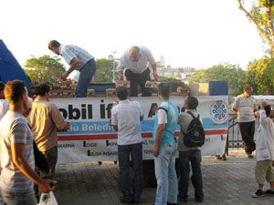 İftara yetişemeyenlere mobil iftar yetişiyor