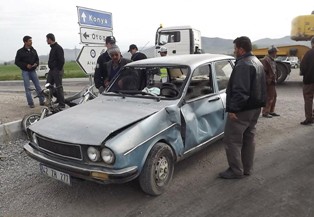 Motosikletle otomobil çarpıştı: 2 yaralı