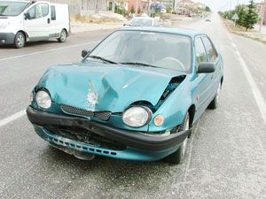 Otomobiller çarpıştı 2 kişi yaralandı