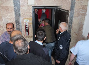 Asansörde mansur kalanlar kurtarıldı