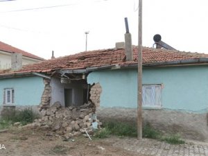 Kamyon evin mutfağına girdi