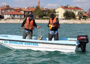 Kaçak avcılar yakalıyor, onlar göle salıyor