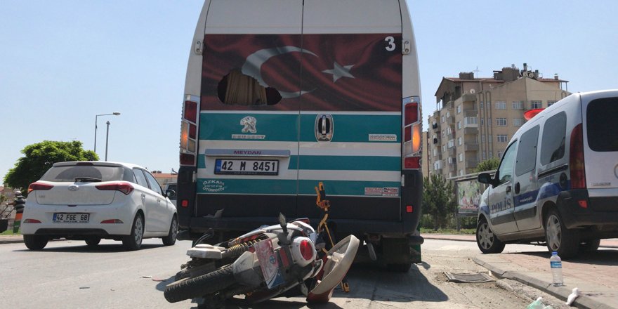 Minibüse çarpan elektrikli bisiklet sürücüsü yaralandı