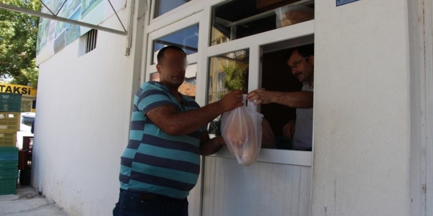 Seydişehir Belediyesi ihtiyaç sahibi ailelere ekmek dağıtıyor