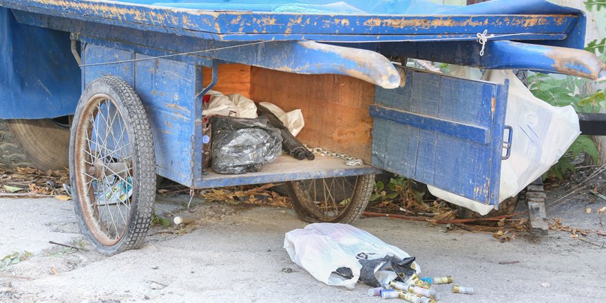 Seyyar satıcının meyve tezgahından pompalı tüfek çıktı