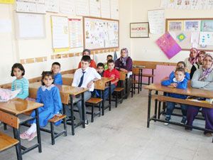 Minik öğrenciler çiçeklerle karşılandı