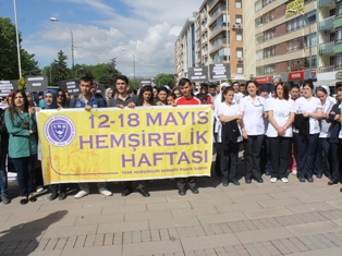 Hemşireler gelecekleri için yürüdü
