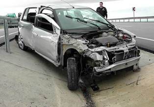 Kulu'da otomobil bariyerlere çarptı