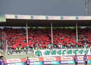 Taraftarın bayrak “şov”u alkışlandı