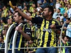 İngiliz basını muz sallayan taraftarı manşet yaptı