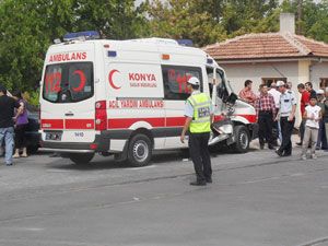 Yük treni, ambulansa çarptı