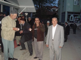 Cemaate sıcak süt ve poğaça ikramı