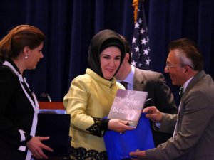 ABD'de Emine Erdoğan'a hediye edilen kitap