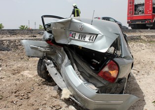 Otomobil, park halindeki otomobile çarptı: 5 yaralı