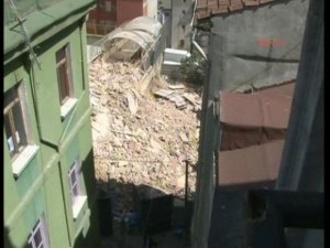 Beyoğlu'nda bina çöktü