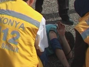 Kavgayı ayırmak isterken bıçaklandı