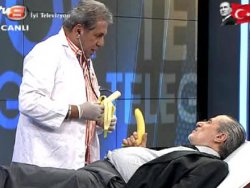 Erman Toroğlu canlı yayında muz yedirdi