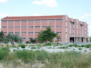 Öğrenci yurdu olur ancak mesafe uzak