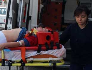 Ağaçtan düşen çocuk hastanelik oldu