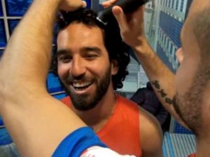 Arda Turan'ın saçlarını böyle kestiler!