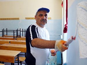 Okulun hem müdürü hem de boyacısı