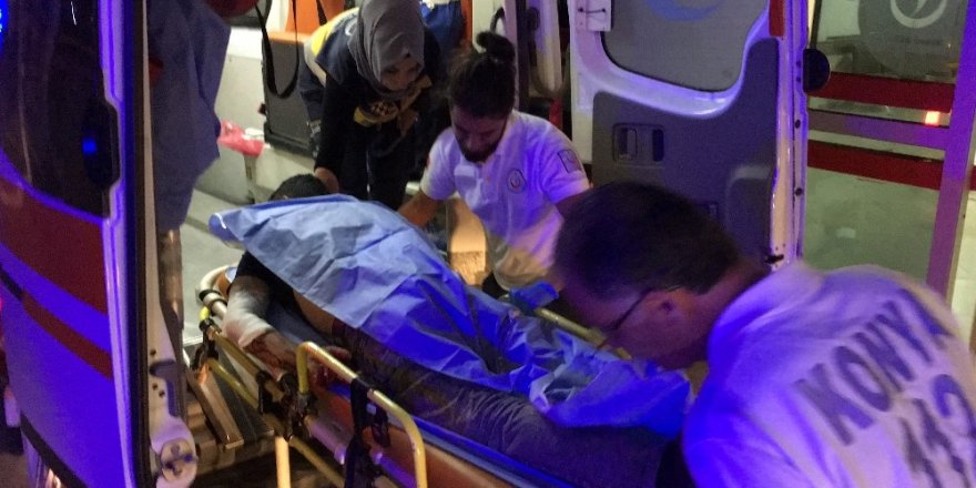 Sokak ortasında sırtından bıçaklandı