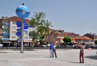 Akşehir'e 'inanmayan ölçsün' anıtı