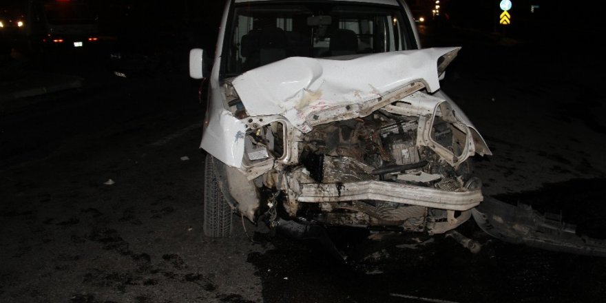 Hafif ticari araçla otomobil çarpıştı: 8 yaralı