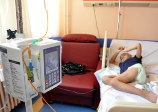 Her gördüğü kadına "anne" diyor
