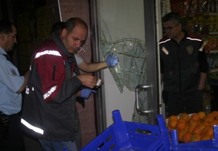 Hırsız marketi soydu