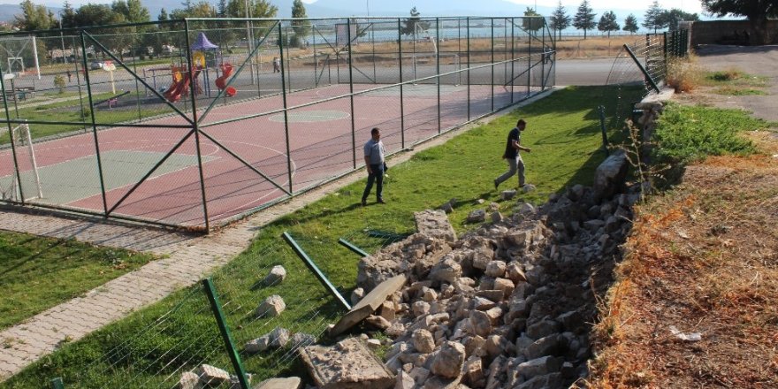 Okul bahçesinin istinat duvarı yıkıldı